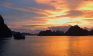 HALONG 1 DAY TRIP(6 hour on boat)